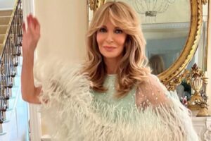 El ícono de los 70, Jaclyn Smith, dominó el estilo de madre del novio en la boda de su hijo