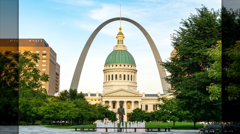 Gateway Arch y el palacio de justicia en el centro de St. Louis