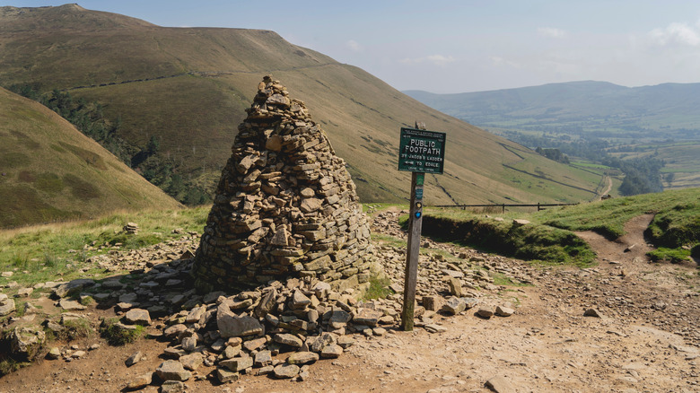 Montón de piedras en Jacob's Ladder a lo largo de Pennine Way en Edale.