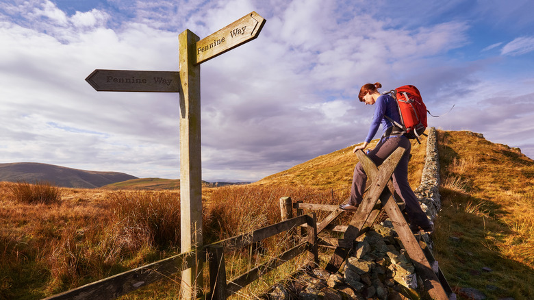 Mujer en el Pennine Way junto al Muro de Hadrien.