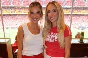 Deshazte de las etiquetas de lujo: Taylor Swift y Brittany Mahomes están haciendo que las camisetas deportivas estén de moda este otoño
