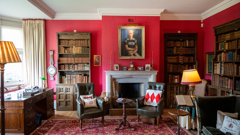 La biblioteca dentro de la Casa Palacio en Beaulieu Village