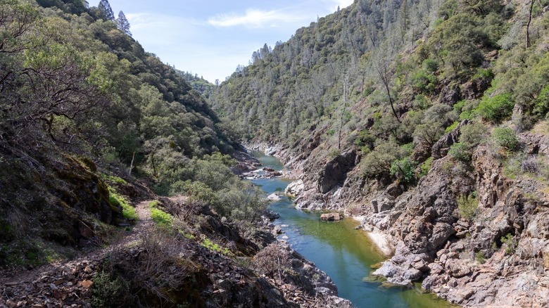 Una ruta de senderismo sigue el río South Yuba cerca de Purdon Crossing