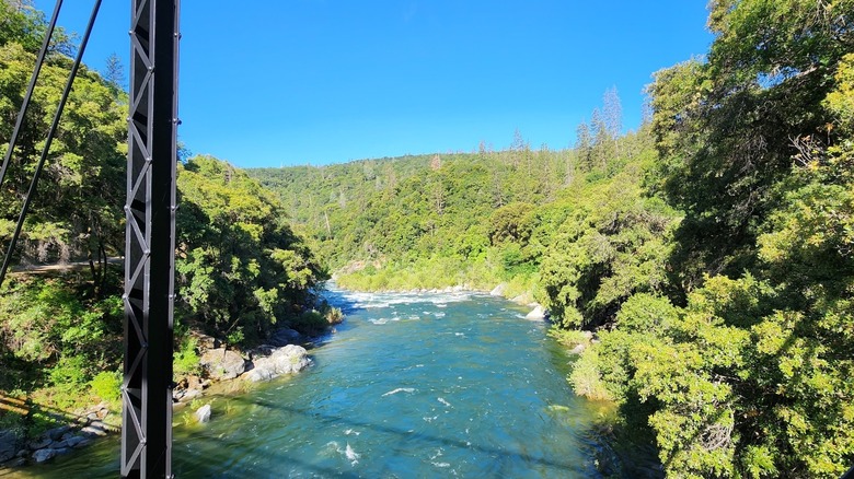 El agua corriendo fluye debajo del puente histórico en Purdon Crossing