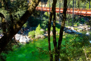 Ubicado en Sierra Nevada, se encuentra un lugar de baño de primer nivel en California con fácil acceso a senderos panorámicos.