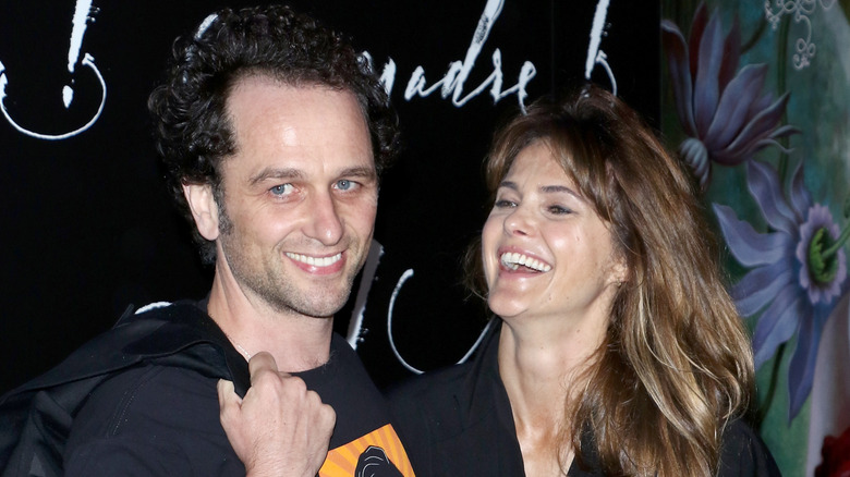 Se ve a Matthew Rhys y Keri Russell riendo mientras posan juntos en la alfombra roja