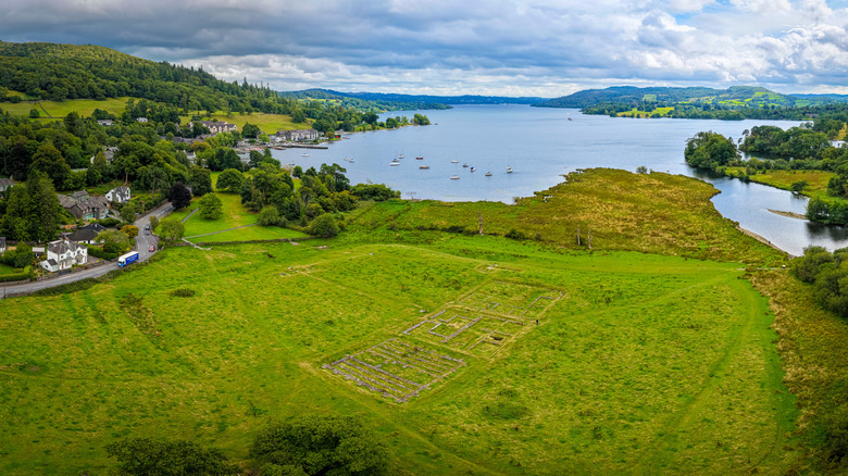Una vista del fuerte romano de Ambleside junto al lago Windermere