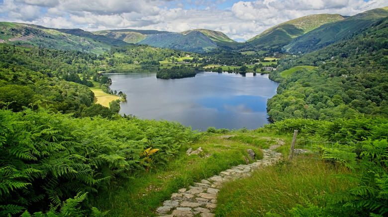 Una ruta de senderismo serpentea entre las montañas a las afueras de Ambleside