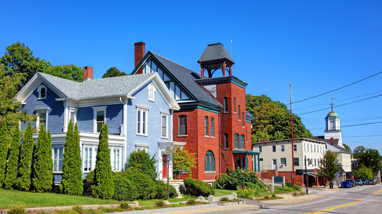 Casas históricas en Somersworth a lo largo de una carretera rodeada de árboles verdes