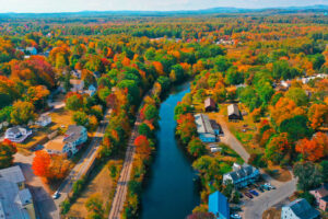 Entre Salem y Portland se encuentra la encantadora ciudad de New Hampshire con diversión en el río, parques y comidas locales