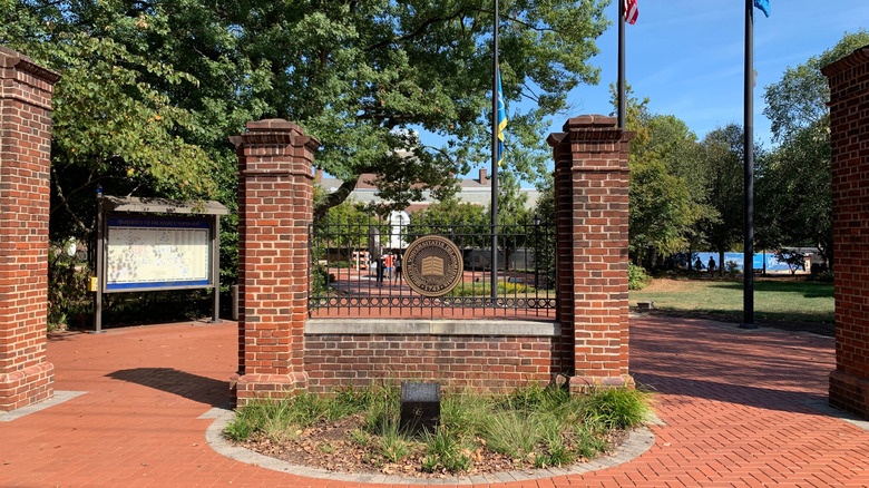 Columnas de ladrillo dan la bienvenida a estudiantes y visitantes de la Universidad de Delaware