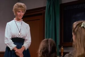 ¿Recuerdas a la señorita Beadle de La casa de la pradera? Cómo luce Charlotte Stewart ahora