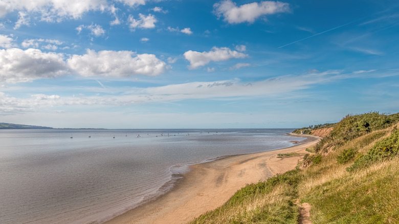 Una amplia vista de la playa de Thurstaston en un día soleado.