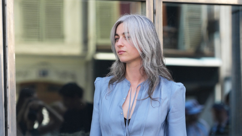 Una mujer con cabello gris ombré invertido.