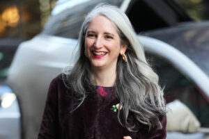 Las mejores tendencias de cabello gris para morenas