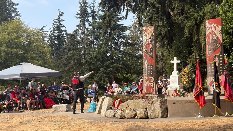 Un miembro de la tribu Suquamish habla ante un grupo de personas reunidas alrededor de la tumba del Jefe Seattle en Squamish, Washington.