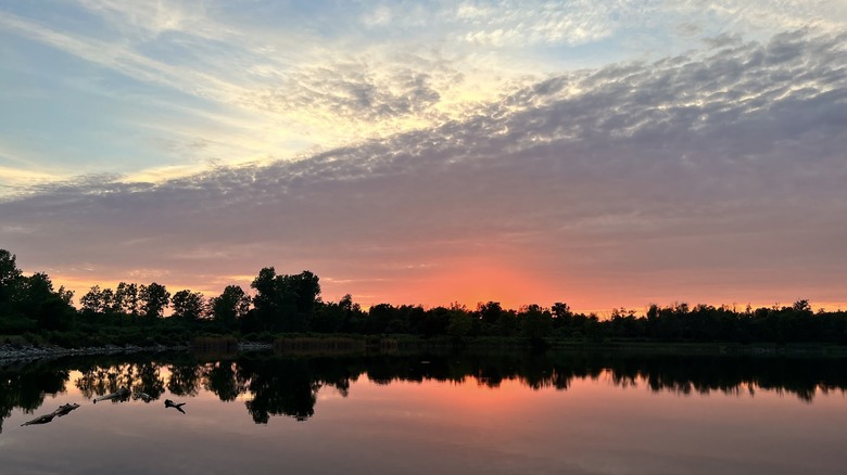El sol sentado bajo en el cielo sobre Possum Creek MetroPark en Dayton, Ohio