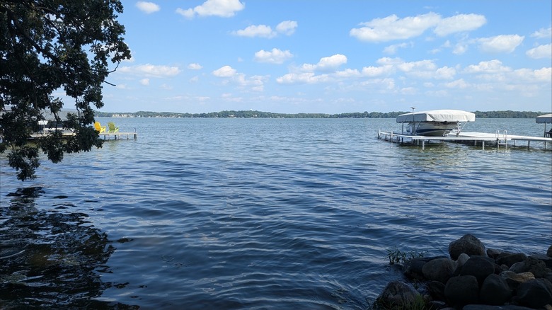 Muelle de madera con un barco cubierto en el área recreativa estatal de Capital Springs, Madison, Wisconsin.
