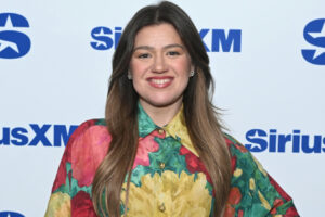 El nuevo y atrevido corte de pelo Bob de Kelly Clarkson es un cambio total para el ícono de la música