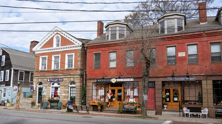 Tiendas históricas de ladrillo rojo en Main Street en Wickford Village durante el invierno