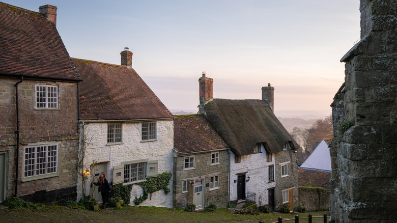 Bonitas cabañas de piedra en la adoquinada Gold Hill en Shaftesbury
