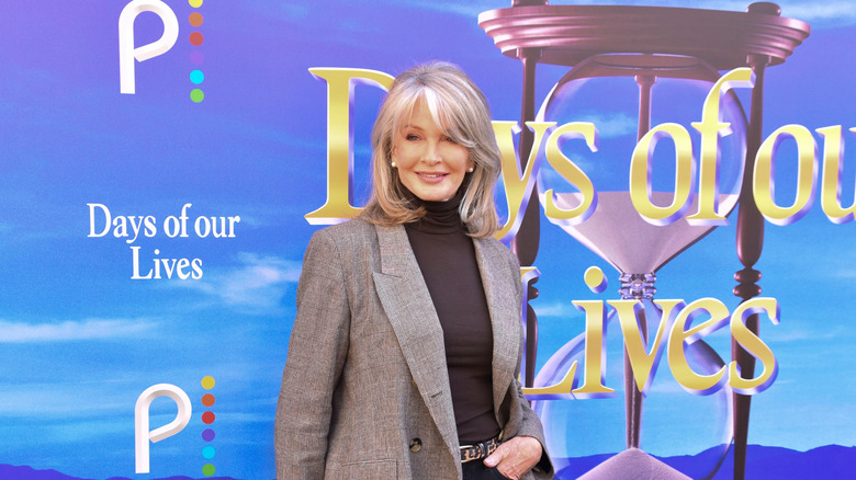 Deirdre Hall con una chaqueta gris en un evento de alfombra roja.
