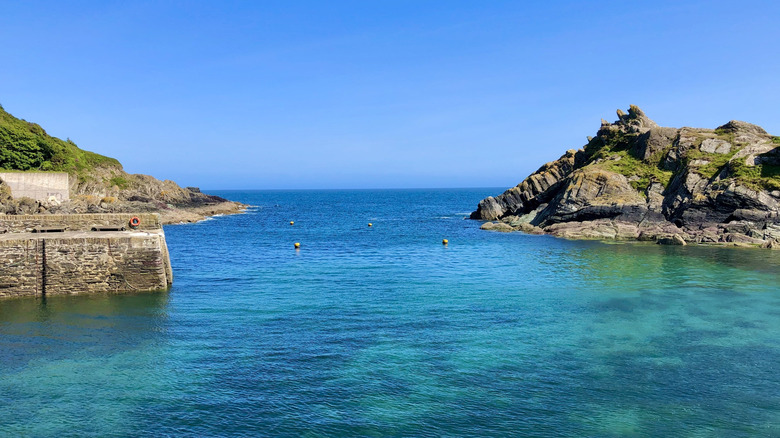 Las aguas súper claras de la playa de Polperro cerca de Looe, Cornwall