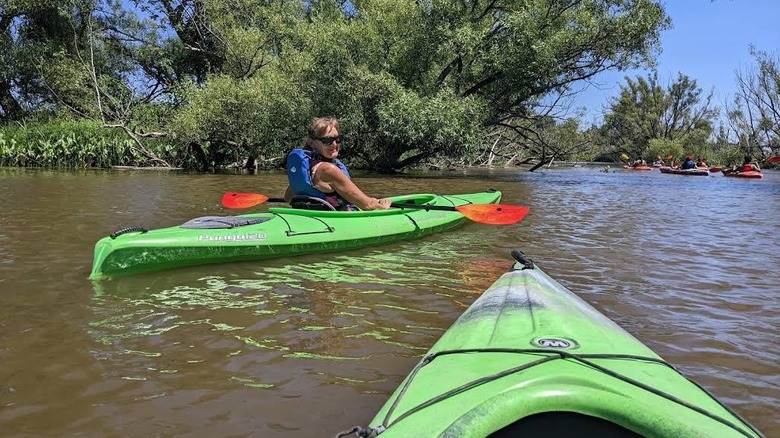 Mujer en un kayak verde en un río