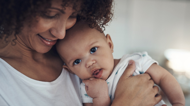 Una madre abrazando a su bebé