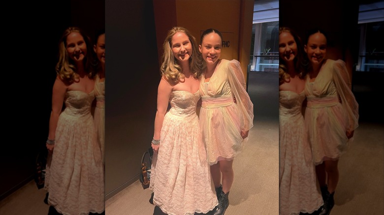 Fotos de lado a lado de Skywalker Hughes con un vestido vaporoso y vaporoso con botas negras en los premios ACTRA