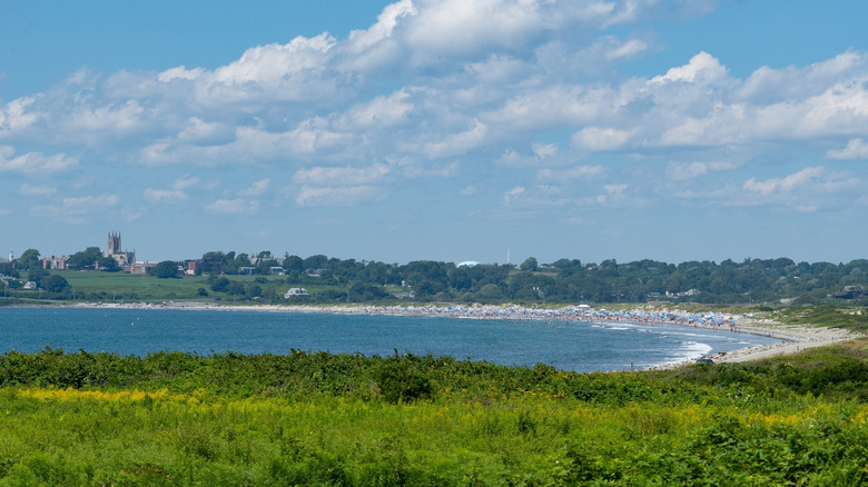 Una vista lejana de Second Beach en el condado de Newport, Rhode Island