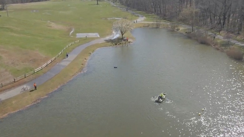 Vista aérea de un bote de remos en Laurel Acres Park en Mount Laurel, Nueva Jersey