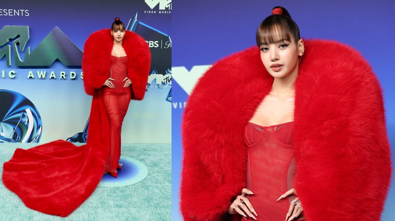 Lisa luciendo un vestido rojo que la abrumó en los VMA 2026