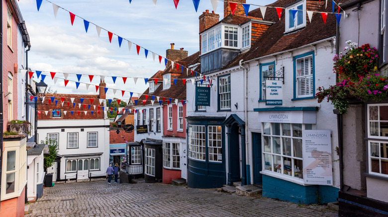 Filas de tiendas en una calle adoquinada en Lymington, Inglaterra