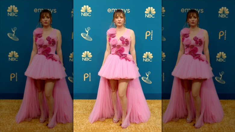 Kaley Cuoco posa con un vestido de tul rosa con un espectacular dobladillo asimétrico
