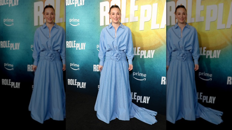 Kaley Cuoco sonríe con un vestido camisero de raya diplomática en azul celeste