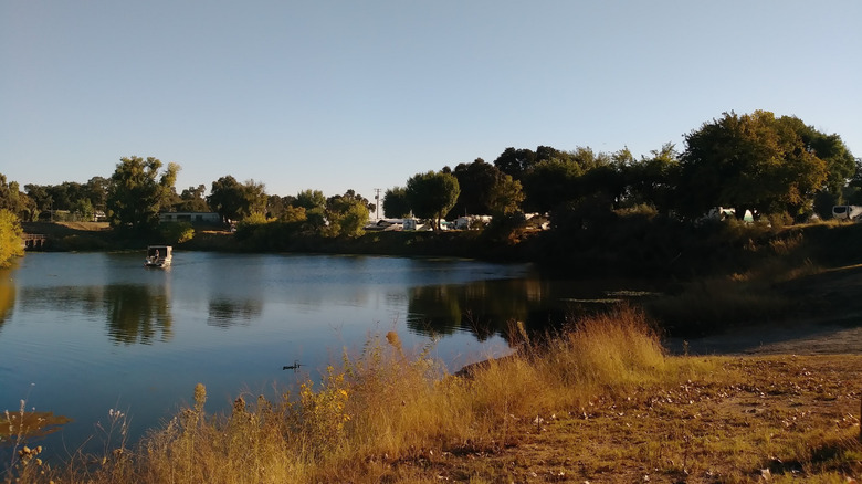Una imagen del campamento de Turtle Beach con un bote en el río.