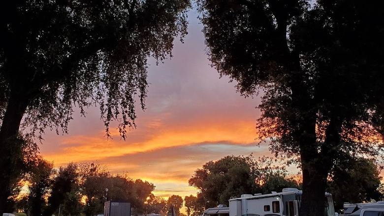 Una puesta de sol sobre el campamento Thousand Trails Turtle Beach