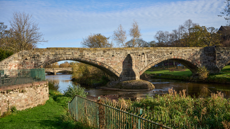 Antiguo puente de piedra en Musselburgh, Escocia