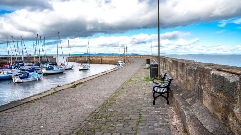 Veleros anclados en el puerto, Musselburgh, Escocia