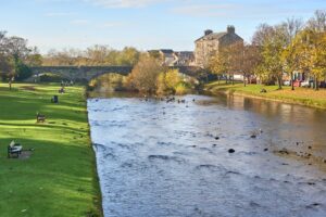 A las afueras de Edimburgo se encuentra una de las ciudades más antiguas de Escocia con vibraciones costeras, campos de golf y encanto histórico.
