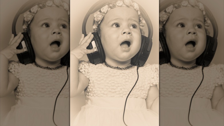 Imagen vintage de un bebé con auriculares