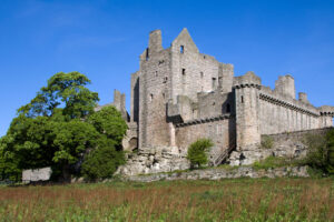 Escondido en Edimburgo se encuentra el pintoresco castillo de Escocia con una torre medieval bien conservada y ruinas históricas