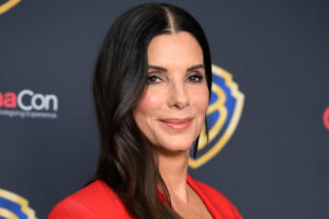 Sandra Bullock es impresionante a sus 60 años y este refrescante enfoque de la belleza podría agradecérselo