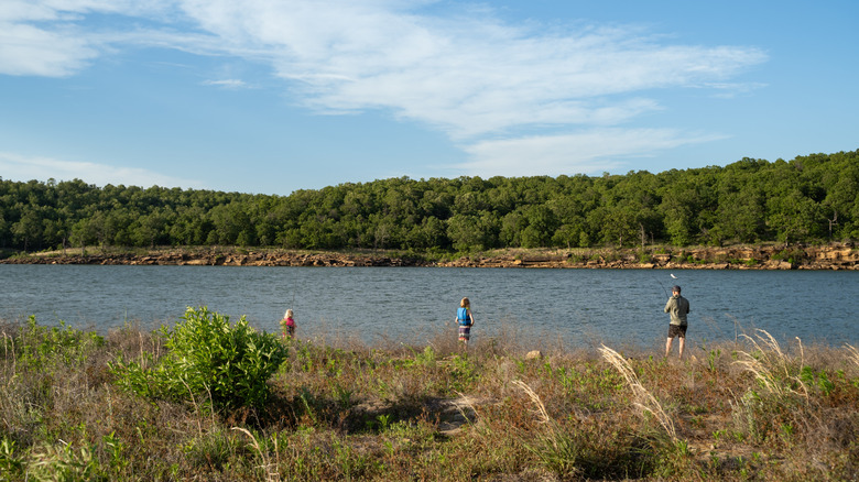 Pesca familiar desde la orilla del lago Skiatook