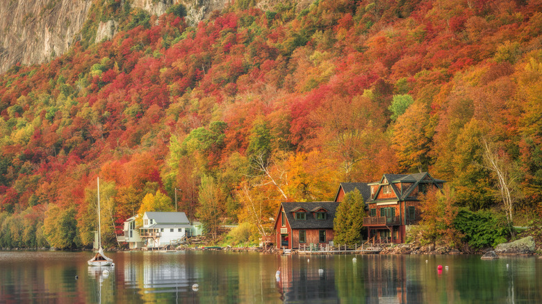 El lago Willoughby en Vermont cubierto de colorido follaje otoñal