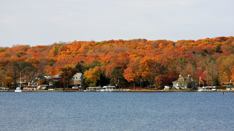 Hermosos colores de otoño a lo largo de la costa del lago Geneva en Wisconsin