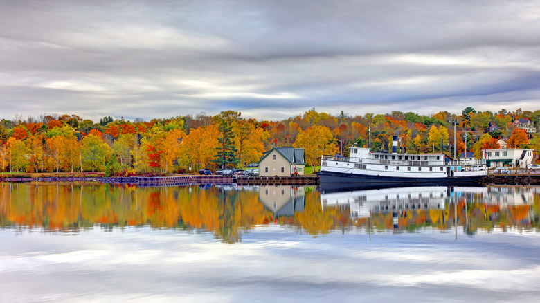 Una pintoresca ciudad portuaria ubicada a orillas del lago Moosehead, Maine, con un colorido follaje otoñal.