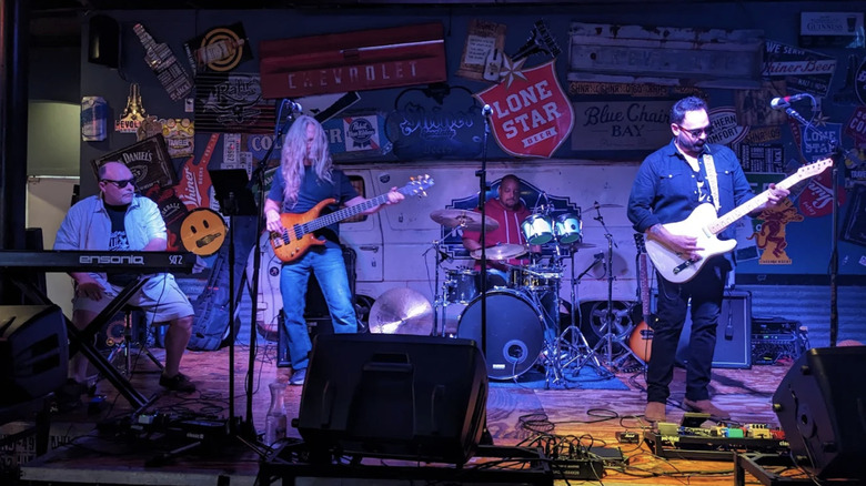 Una banda actuando en el escenario de Bedford Ice House.