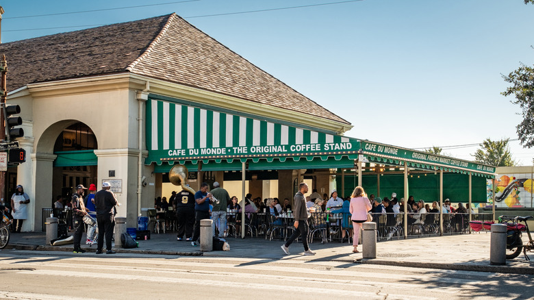 Una foto del icónico Café du Monde ubicado en el distrito del mercado francés en Nueva Orleans, Luisiana